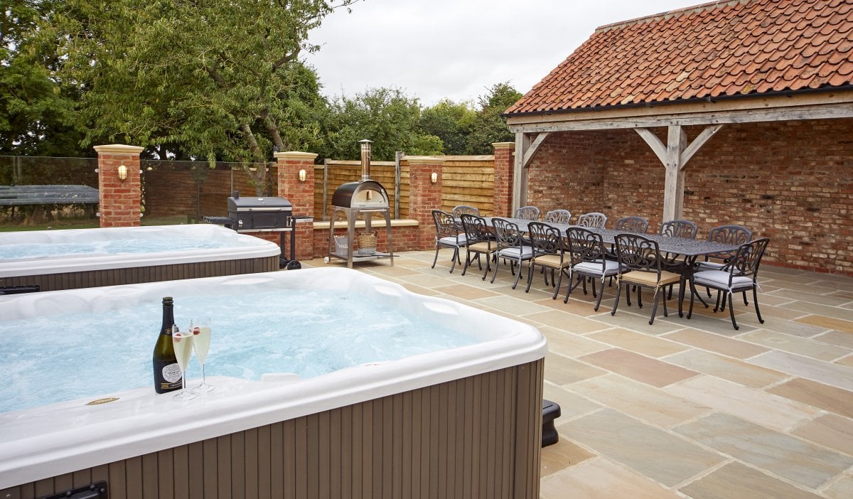 Pasture House - relax in 1 of 2 hot tubs accommodating 12 people